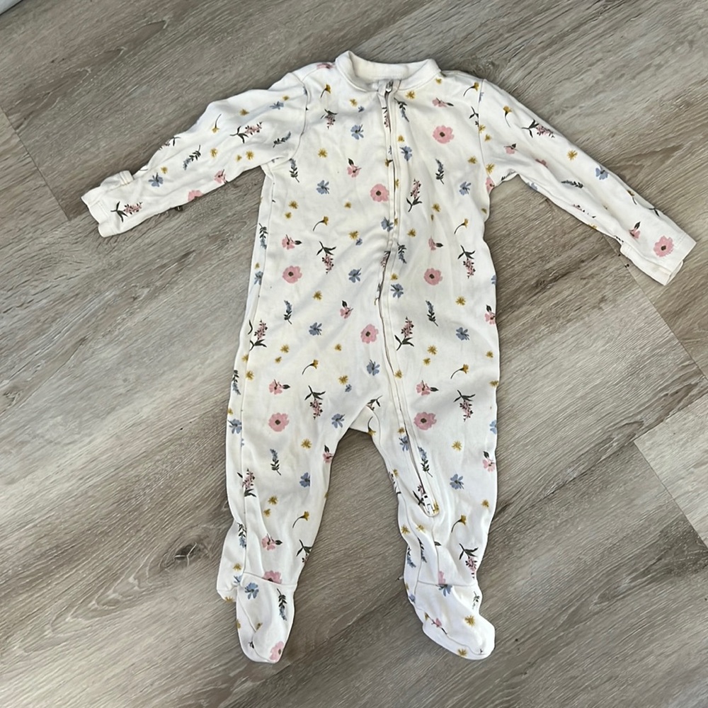 Old Navy Floral 2 Way Zip onesie size 6-9 months